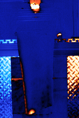 Thermal result image with large crack indication on bottom edge of blade.